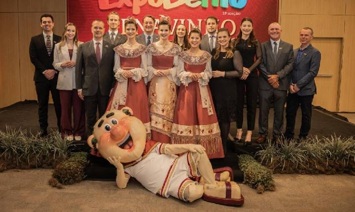 22ª Fenavinho apresenta trajes que vestem a memória dos 60 anos da festa