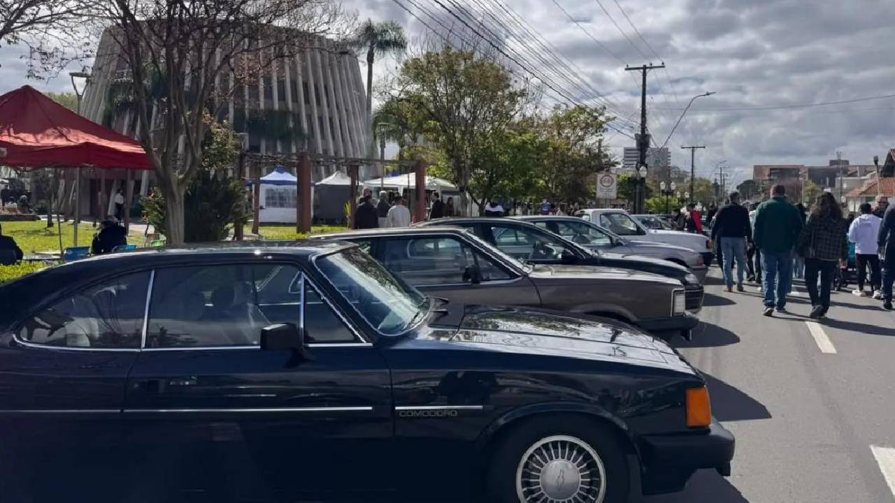 4ª edição do Encontro Antigos BG reúne mais de 400 veículos em Bento
