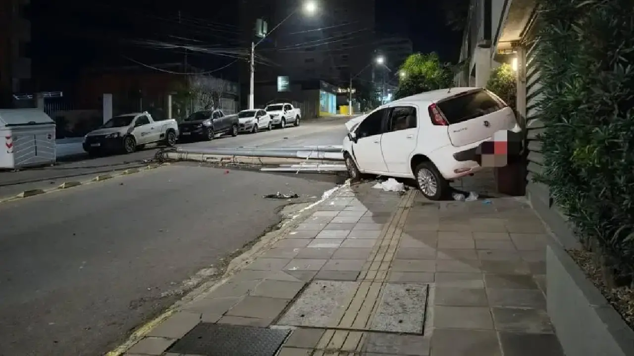 Acidente com carro derruba poste de iluminação em Bento Gonçalves