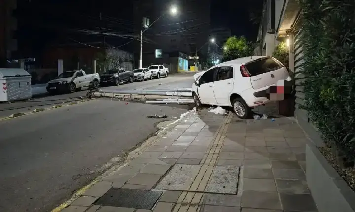 Acidente com carro derruba poste de iluminação em Bento Gonçalves