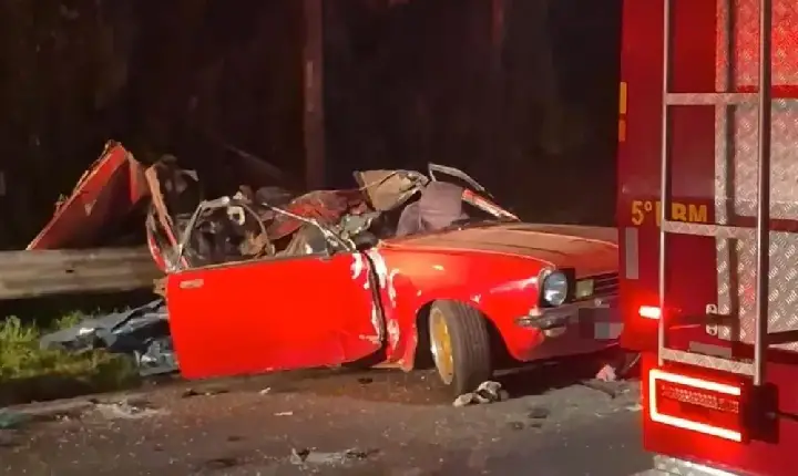 Acidente frontal entre carro e caminhão mata dois em Bento Gonçalves