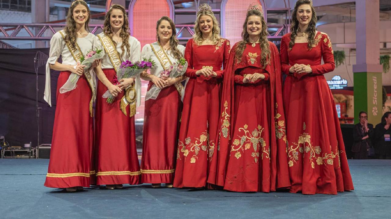 Alana Foresti é a imperatriz dos 60 anos da Fenavinho