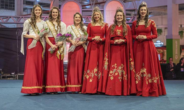 Alana Foresti é a imperatriz dos 60 anos da Fenavinho