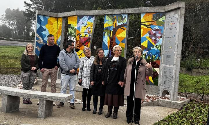 Bento inaugura mural 'Memórias em Mosaico' no distrito de Tuiuty