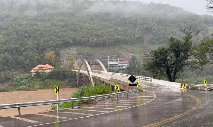 Bloqueio total da BR-470 na Serra das Antas é mantido devido ao alto volume de chuva