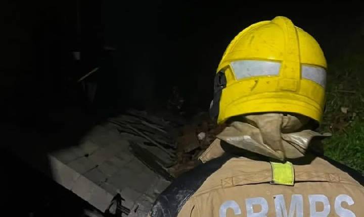 Bombeiros de Bento controlam princípio de incêndio no Centro e no Vinhedos