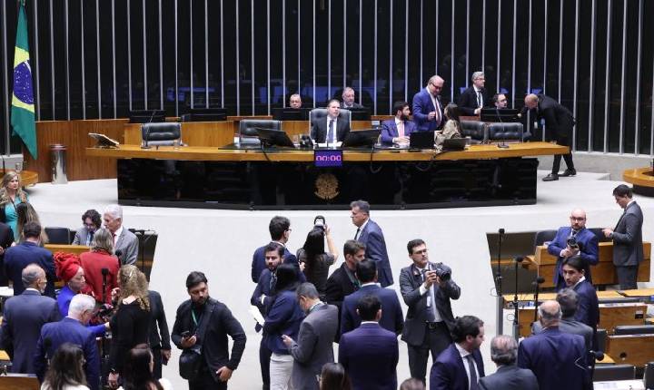 Câmara adia para esta quinta-feira votação de fim da 