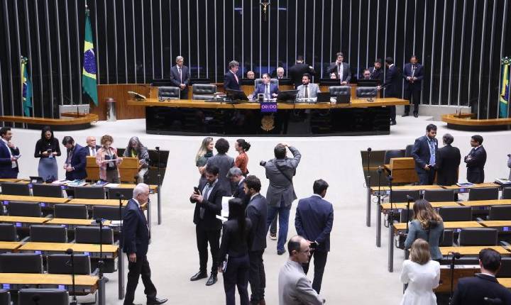 Câmara aprova regime de urgência para oito projetos de lei; acompanhe