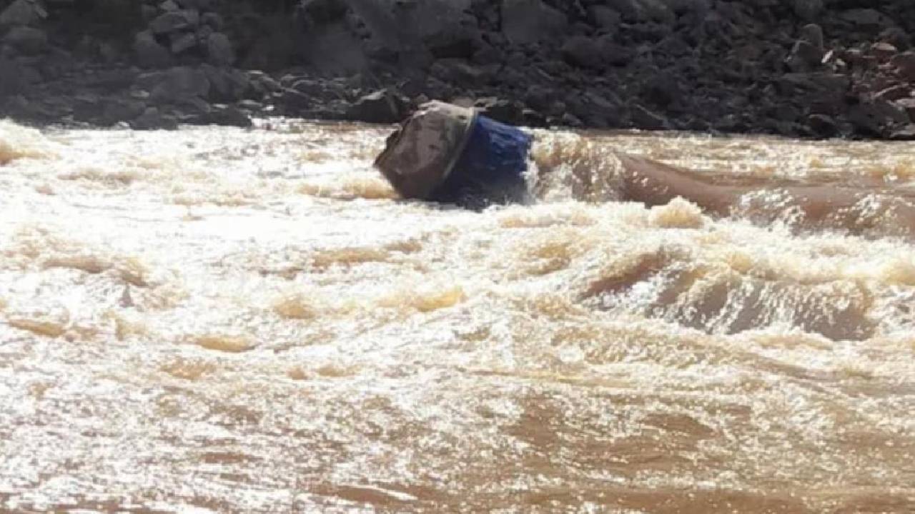 Caminhão betoneira é encontrado submerso no Rio das Antas