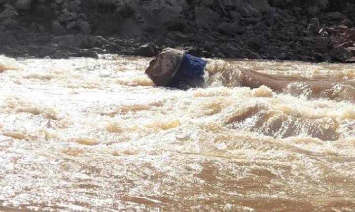 Caminhão betoneira é encontrado submerso no Rio das Antas
