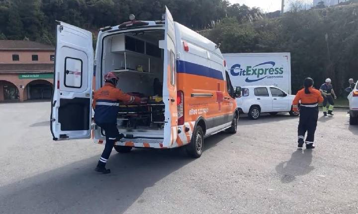 Caminhonete e caminhão colidem na BR-470 e deixa homem ferido