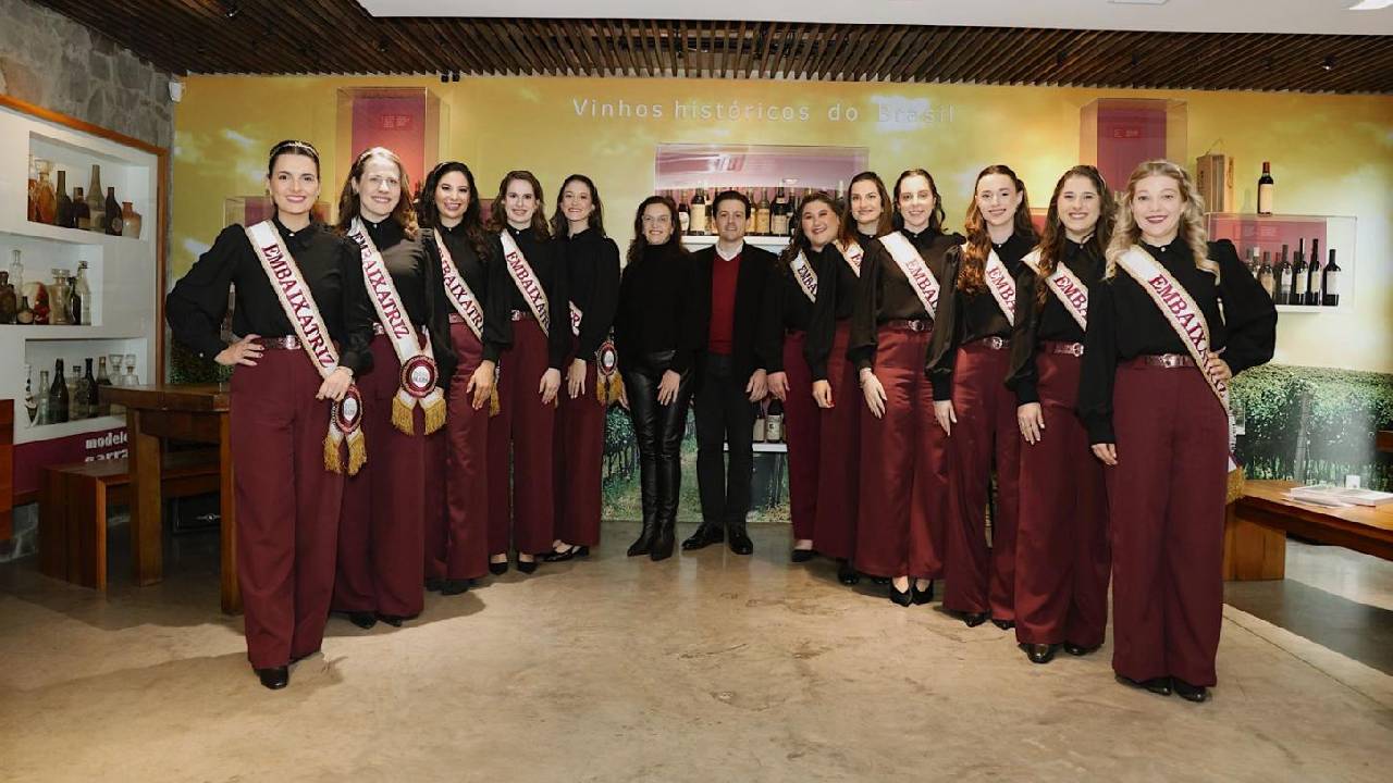Candidatas à corte da 22ª Fenavinho recebem título de Embaixatrizes