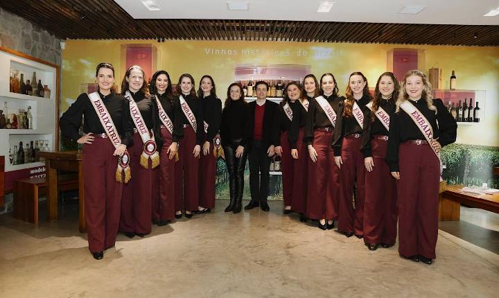 Candidatas à corte da 22ª Fenavinho recebem título de Embaixatrizes