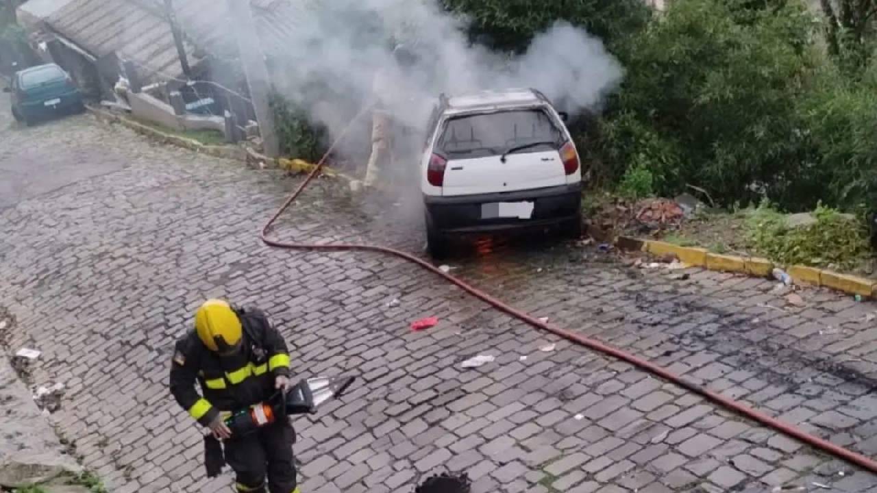 Carro é consumido pelo fogo no bairro Municipal, em Bento