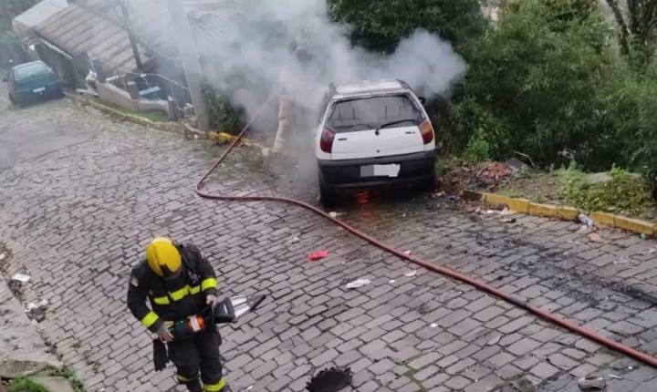 Carro é consumido pelo fogo no bairro Municipal, em Bento