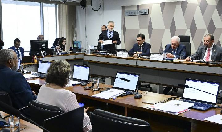 CCJ do Senado aprova PEC que acaba com jornada 6x1
