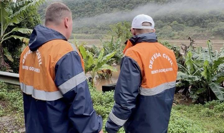 Chuvas intensas deixam estradas bloqueadas, destroem casa e mobilizam equipes em Bento