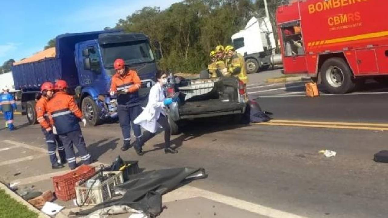 Colisão entre caminhão e camionete deixa motorista ferido na Rota do Sol