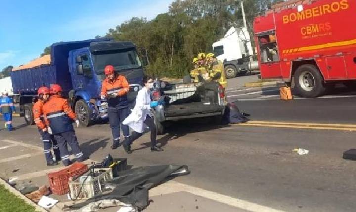 Colisão entre caminhão e camionete deixa motorista ferido na Rota do Sol