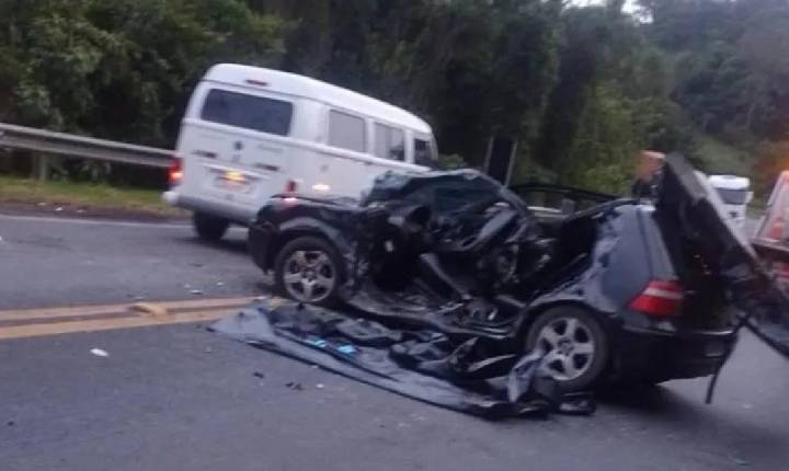 Colisão entre carro e caminhão deixa uma mulher morta e dois feridos graves em Bento