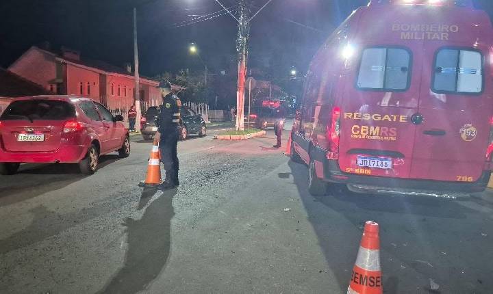 Colisão entre carro e moto deixa casal ferido no São Roque, em Bento