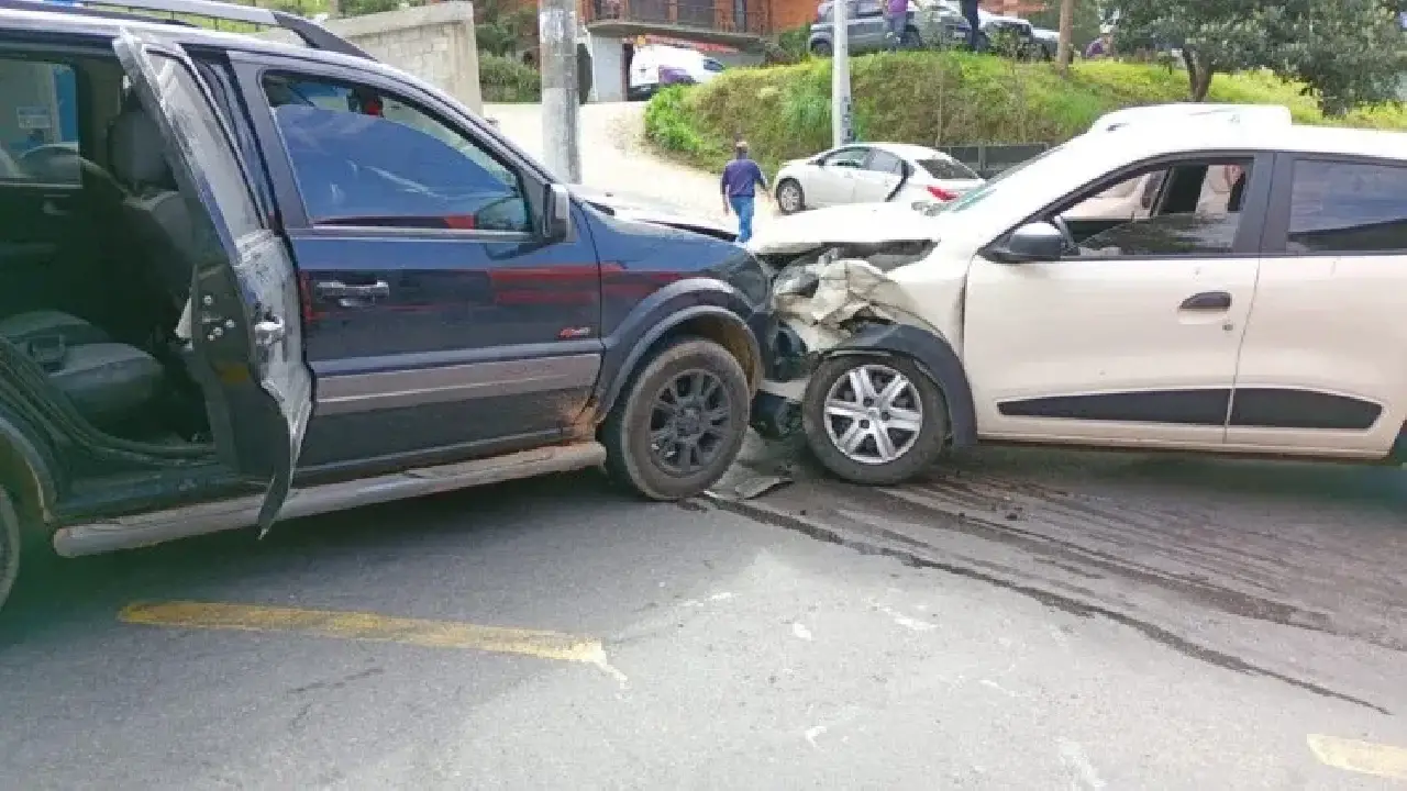 Colisão expõe motorista sem habilitação após mulher ficar ferida em Bento