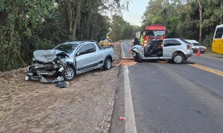 Colisão frontal deixa três feridos na BR-470 em Bento
