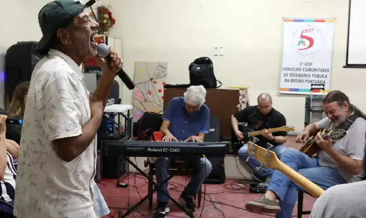 Com 25 anos, grupo musical de pacientes psiquiátricos lança novo álbum