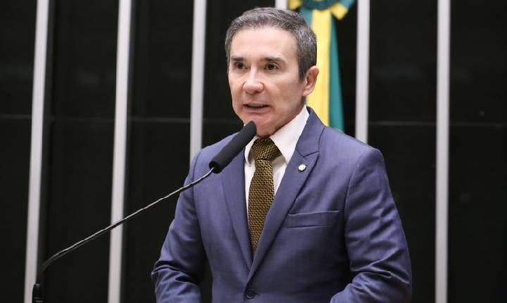 Comissão aprova fomento a curso gratuitos de Libras em universidade para família de pessoa com deficiência auditiva
