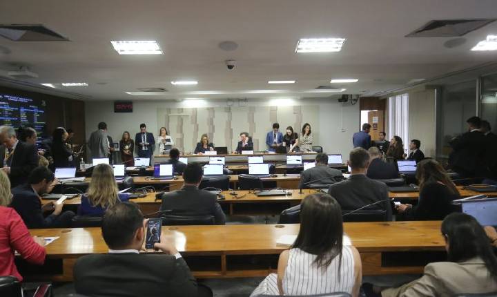 Comissão mista aprova fim da 