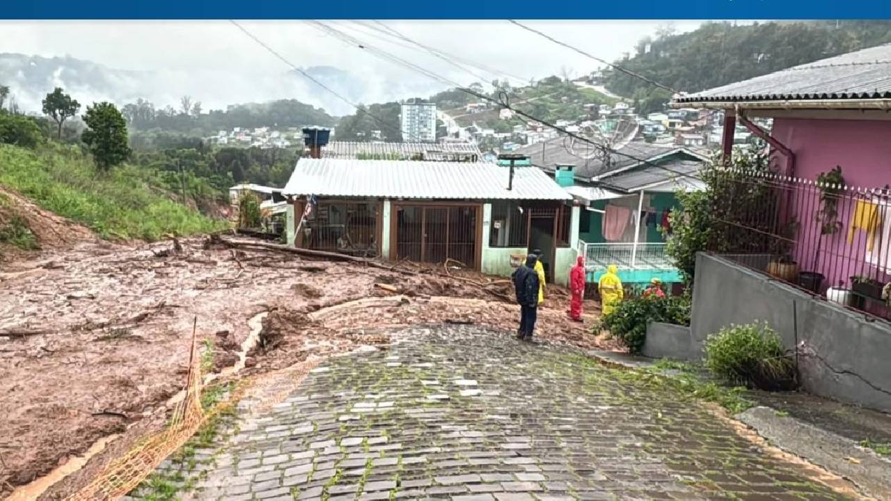 Desmoronamento em Bento Gonçalves coloca família em alerta no Vila Nova II