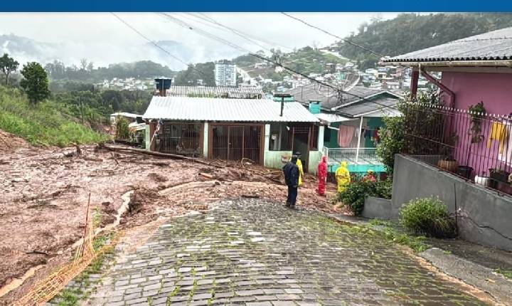 Desmoronamento em Bento Gonçalves coloca família em alerta no Vila Nova II