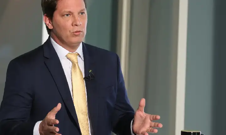 Dino cita risco de evasão e proíbe deputado Mario Frias de deixar país