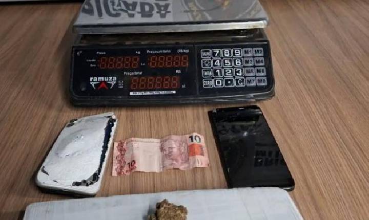 Dupla é presa por tráfico de drogas pela polícia de choque em Bento