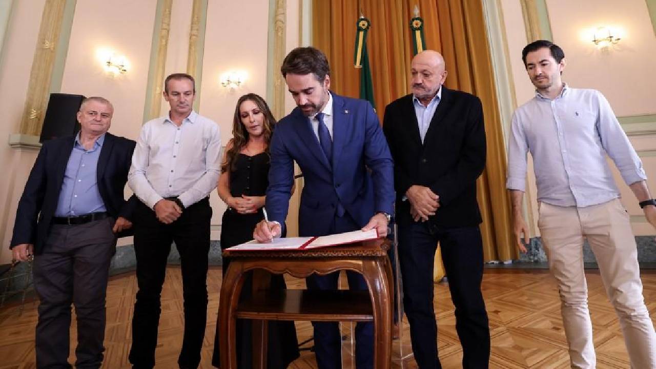 Eduardo Leite assina novas ordens de serviço para recuperação da ERS-431