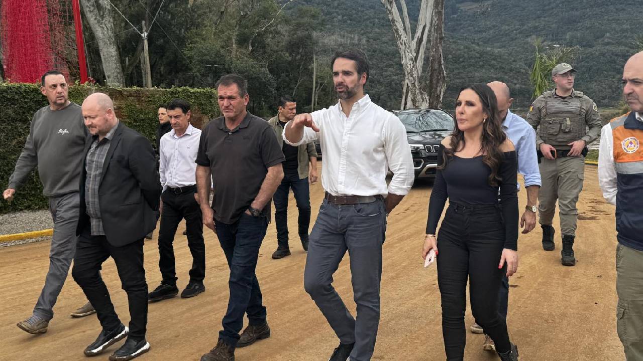Eduardo Leite vistoria áreas atingidas em Santa Tereza ao lado da prefeita Gisele