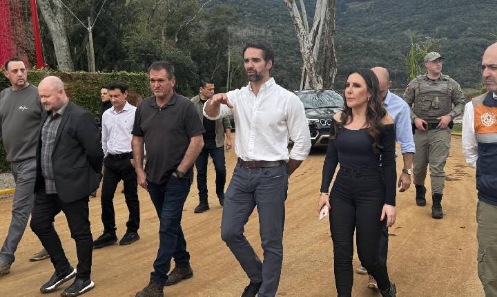 Eduardo Leite vistoria áreas atingidas em Santa Tereza ao lado da prefeita Gisele