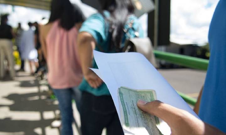 Eleições 2026: camiseta, adesivo, bandeira: o que pode usar para votar