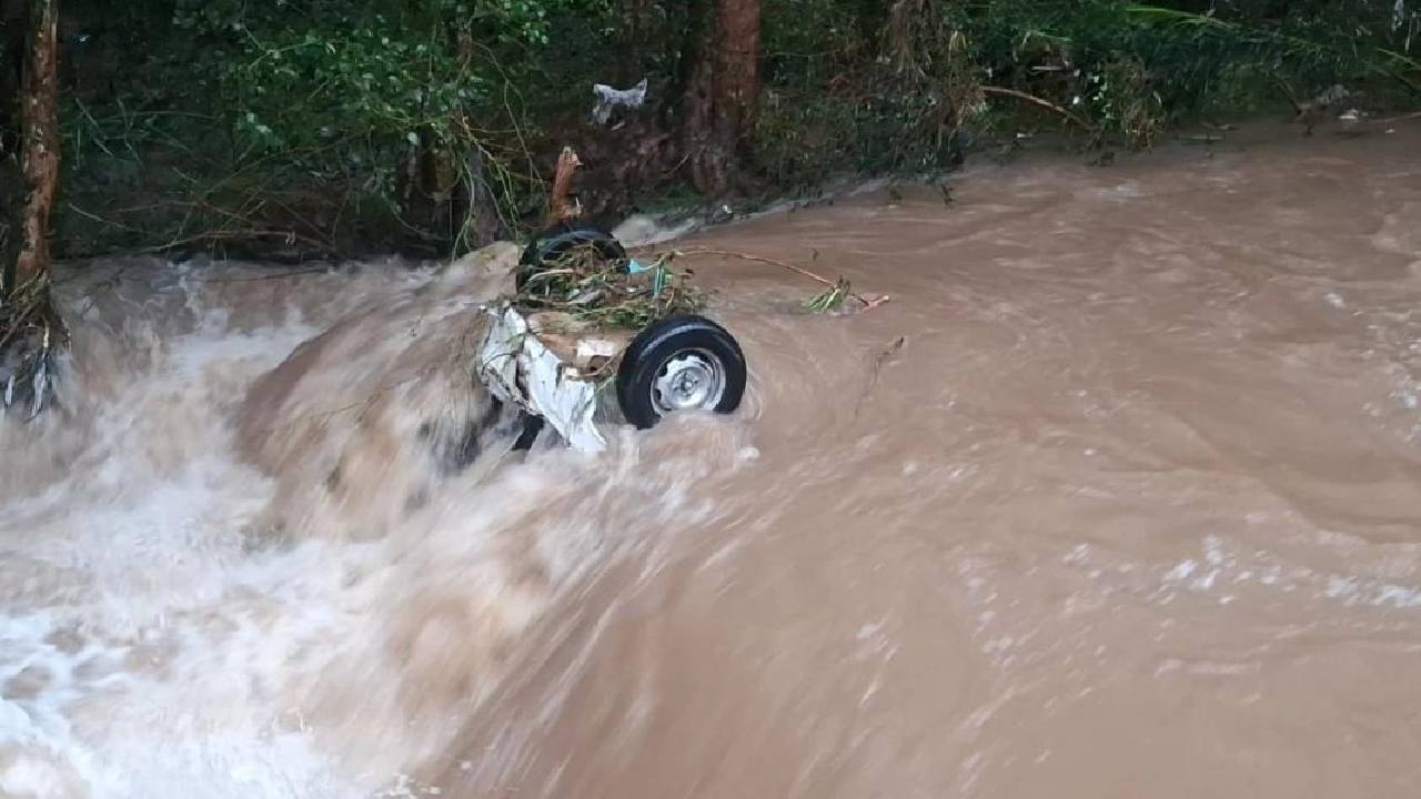 Família escapa de carro arrastado pela correnteza durante temporal em Caxias
