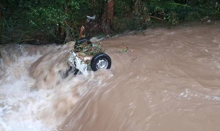 Família escapa de carro arrastado pela correnteza durante temporal em Caxias