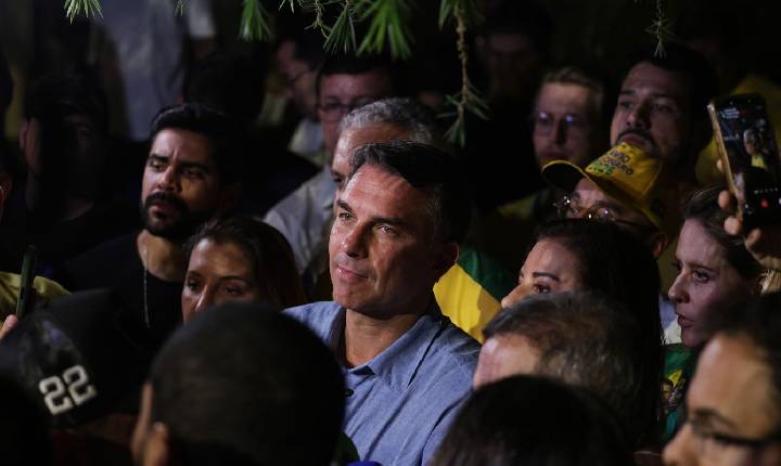 Flávio Bolsonaro impõe condições para liberar sigilos