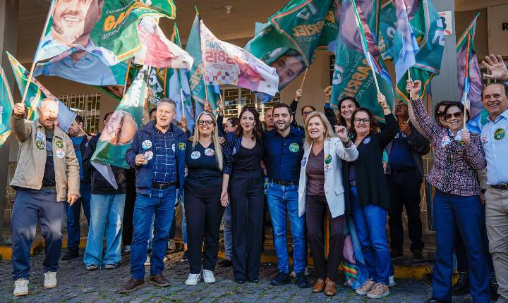 Gabriel Souza realiza caminhada com eleitores no centro de Bento nesta quarta