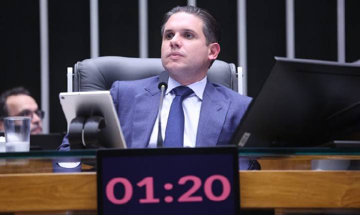 Hugo Motta comemora aprovação do fim da escala 6x1 no Senado