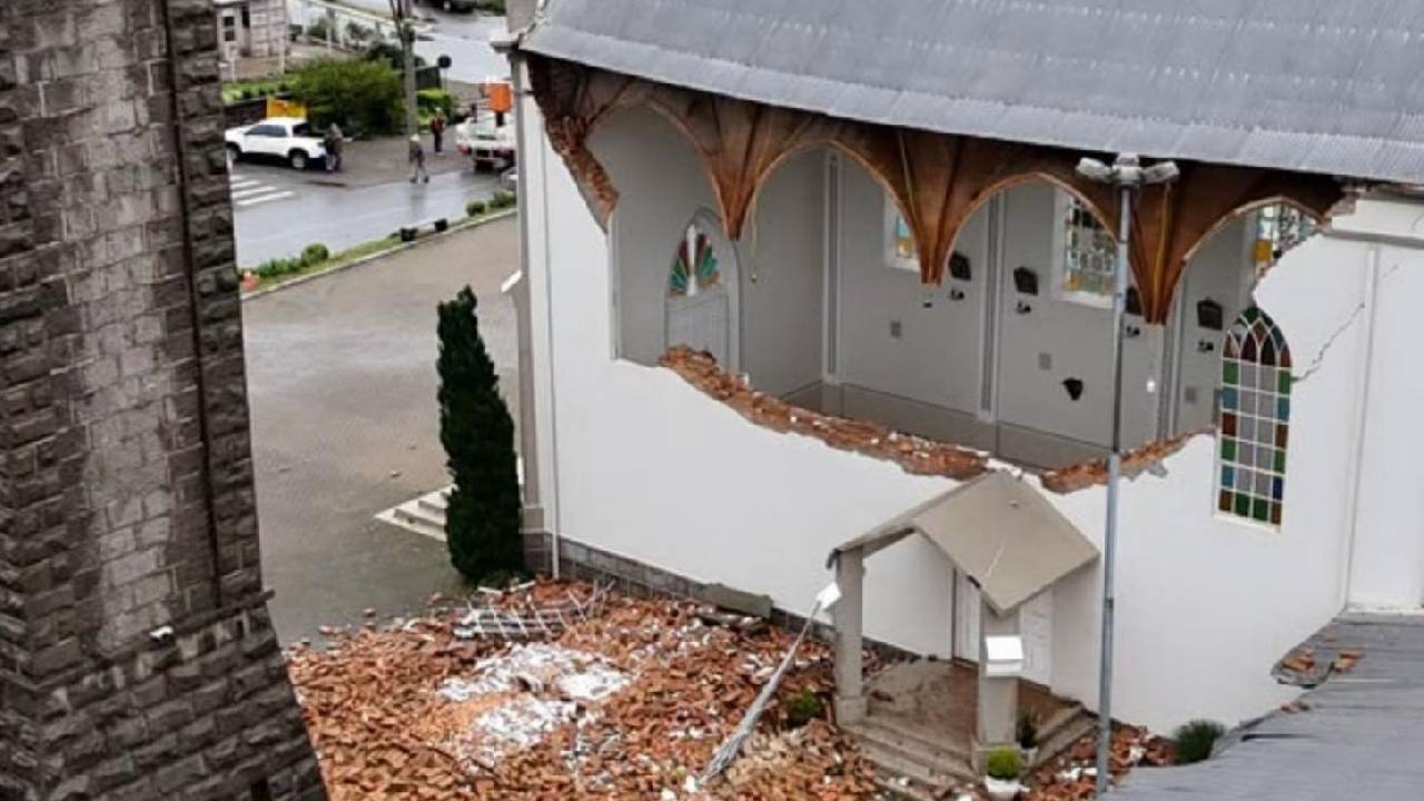Igreja tem parede destruída por temporal em Mato Perso, Flores da Cunha