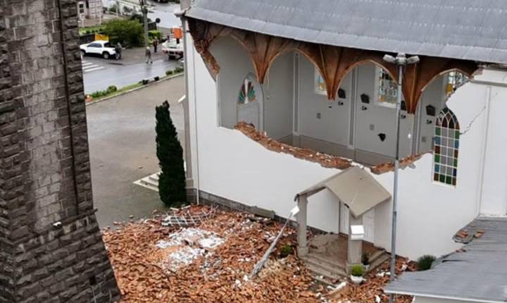 Igreja tem parede destruída por temporal em Mato Perso, Flores da Cunha