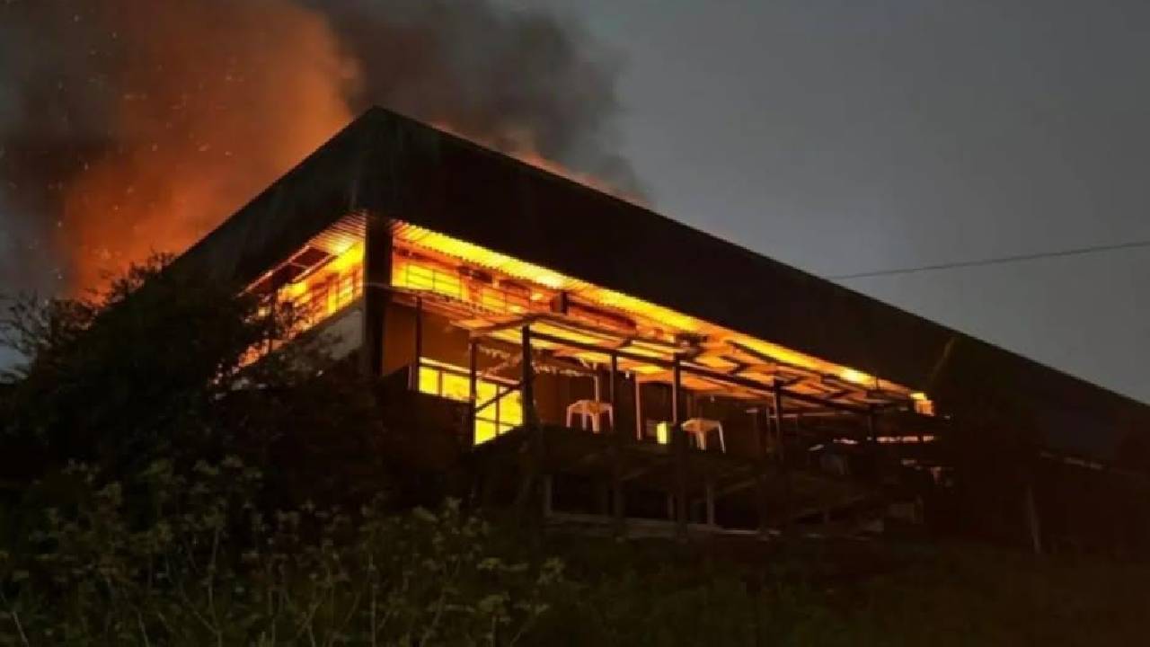 Incêndio de grandes proporções atinge prédio histórico em Farroupilha