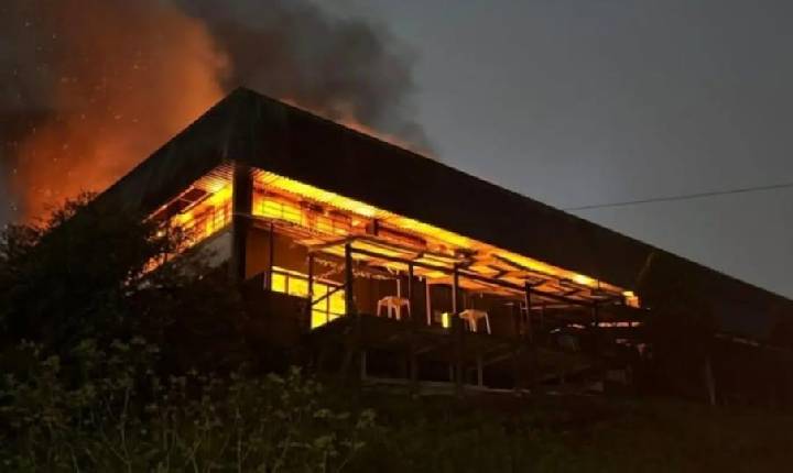 Incêndio de grandes proporções atinge prédio histórico em Farroupilha