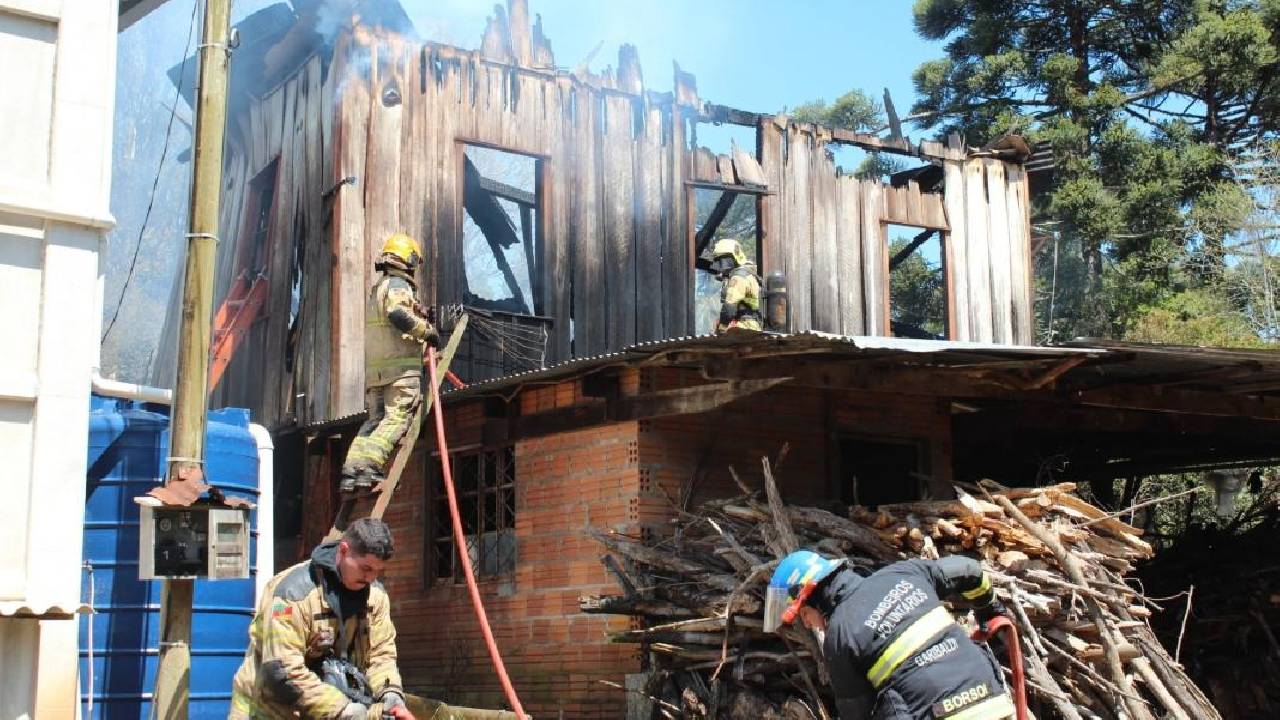 Incêndio destrói casa de madeira no bairro Garibaldina, em Garibaldi