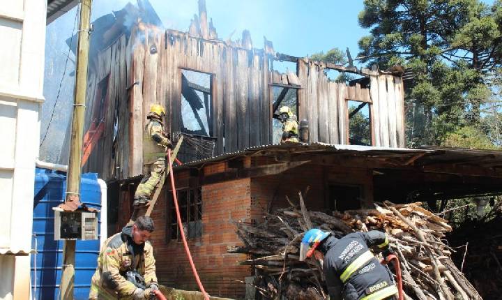 Incêndio destrói casa de madeira no bairro Garibaldina, em Garibaldi