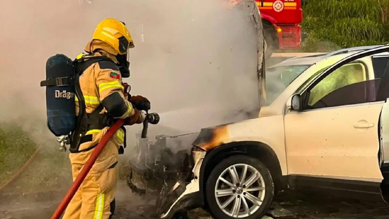 Incêndio em veículo mobiliza Bombeiros às margens da BR-470 em Bento